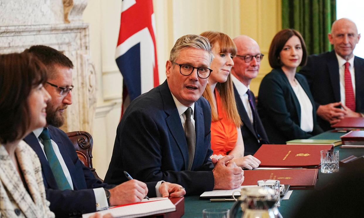 <span>Keir Starmer chairs first meeting of his cabinet at Downing Street. Senior Labour figures have defended the PM over cronyism allegations and claim they feel exposed in areas where cabinet ministers have no experience of government.</span><span>Photograph: Chris Eades/AFP/Getty Images</span>