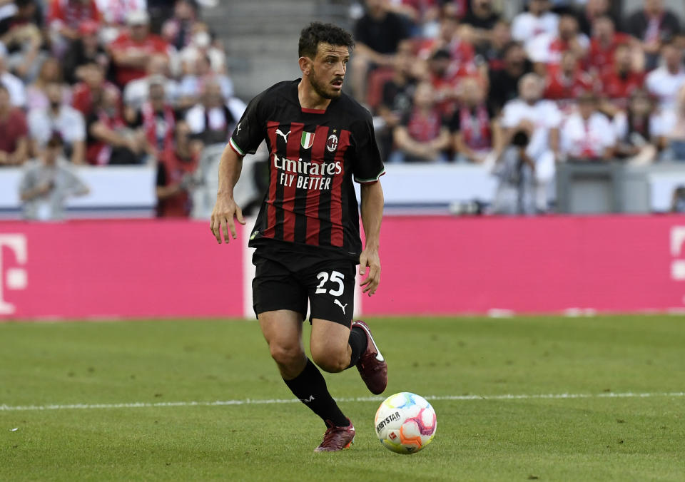 COLOGNE, GERMANY - JULY 16: Alessandro Florenzi of AC Milan controls the ball during the pre-season friendly match between 1. FC Köln and AC Milan on July 16, 2022 in Cologne, Germany. (Photo by Ralf Treese/DeFodi Images via Getty Images)