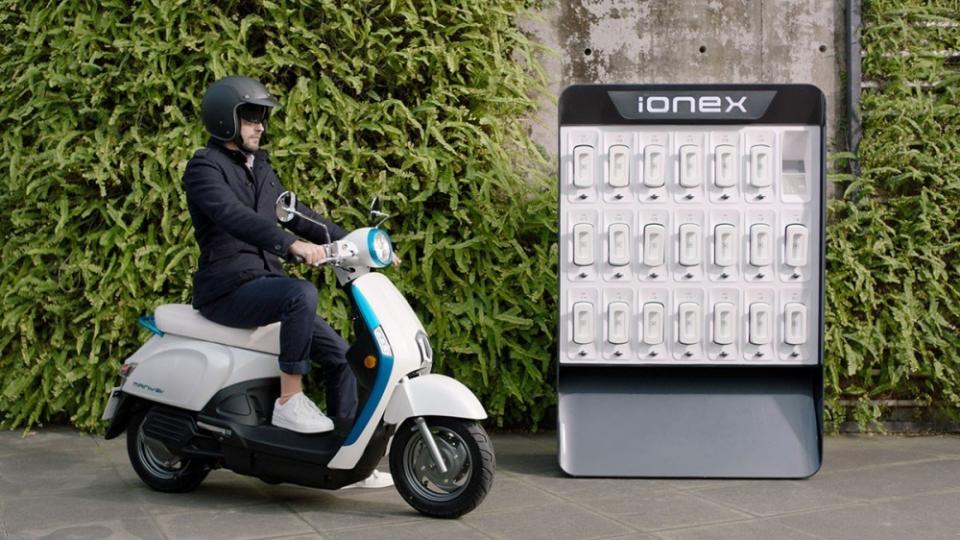 正面決戰Gogoro！KYMCO發表「Ionex車．能．網」，不用找充電站可在家充電