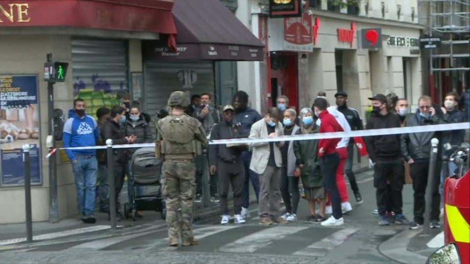 Un soldat et des passants sur les lieux de l'attaque à l'arme blanche le 25 septembre 2020 dans le XIe arrondissement de Paris - BFMTV