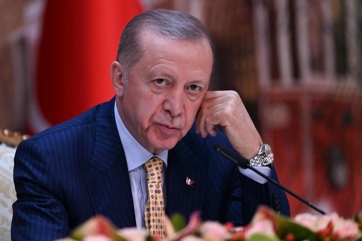 Le président turc Recep Tayyip Erdogan participe à une conférence de presse conjointe avec le président ukrainien au bureau présidentiel de Dolmabahce à Istanbul, le 8 mars 2024. 