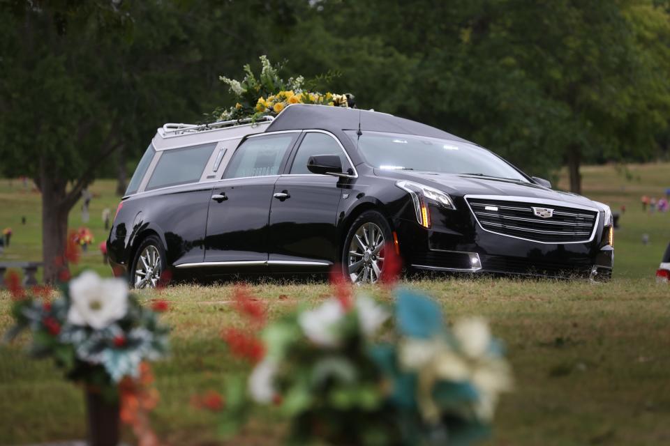 A hearse carrying the casket of Memphis police officer Ivory Beck Sr. arives at Memorial Park South Woods.