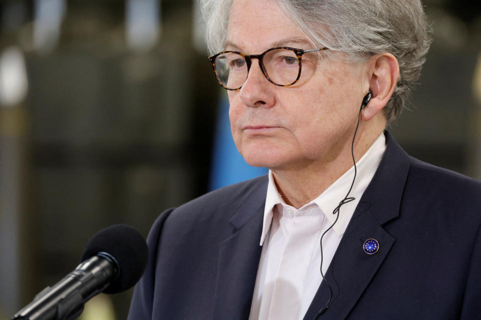 EU-Kommissar für Binnenmarkt Thierry Breton blickt auf eine Pressekonferenz nach einem Besuch in einer Munitionsfabrik in Nowa Deba, Polen, am 27. März 2023. Patryk Ogorzalek/Agencja Wyborcza.pl via REUTERS AUFMERKSAMKEITSREDAKTOREN – DIESES BILD WURDE VON EINEM DRITTEN ZUR VERFÜGUNG GESTELLT PARTY.  POLEN AUS.  KEIN KOMMERZIELLER ODER REDAKTIONELLER VERKAUF IN POLEN.