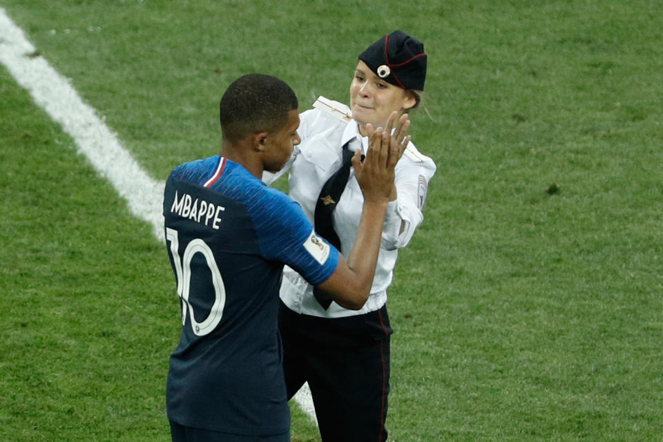 Überrascht von einer mutmaßlichen Pussy-Riot-Flitzerin: Frankreich-Star Kylian Mbappe nimmt es ganz cool und gibt High Five. (Bild: Getty Images)