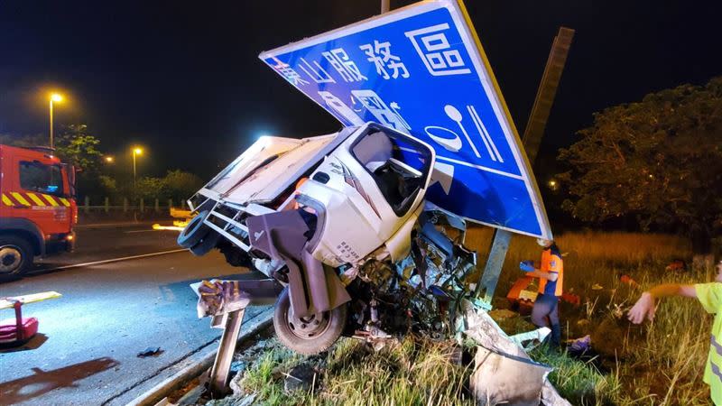 小貨車撞上告示牌後，車頭嚴重變形，造成副駕女子傷種不治。（圖／翻攝畫面）