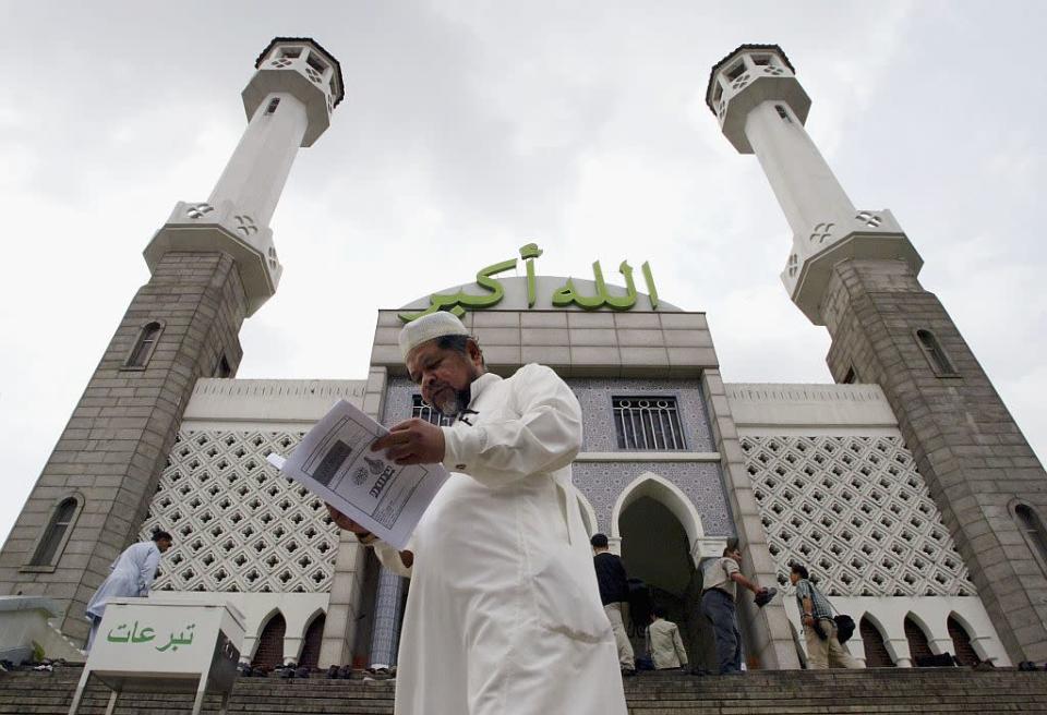 <b>SEOUL, SOUTH KOREA:</b> Muslims enter the Seoul Central Mosque in Seoul, South Korea. The only mosque in Seoul, it holds lectures in English, Arabic, and Korean.