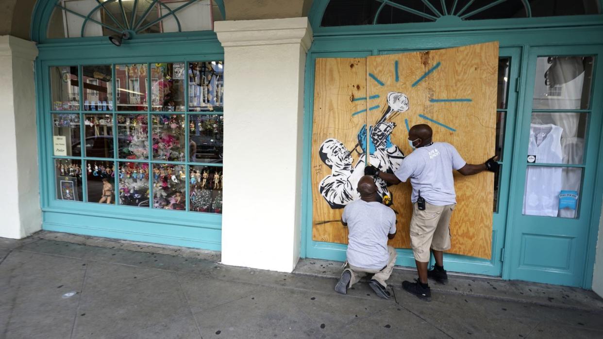 Arbeiter vernageln in Vorbereitung auf Sturm «Marco» die Scheiben eines Geschäfts in New Orleans.