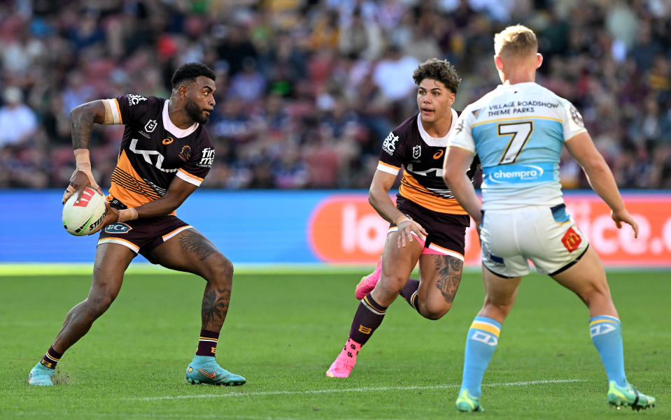 BRISBANE, AUSTRALIA - JUNE 25: Ezra Mam of the Broncos passes the ball to Reece Walsh of the Broncos during the round 17 NRL match between Brisbane Broncos and Gold Coast Titans at Suncorp Stadium on June 25, 2023 in Brisbane, Australia. (Photo by Bradley Kanaris/Getty Images)