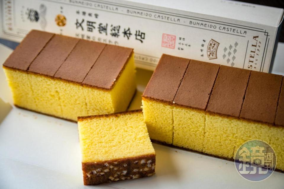 「文明堂」的長崎蛋糕口味較淡，但底部還是有特色的粗砂糖粒。（1,000日圓／條、0.6號，約NT$268）