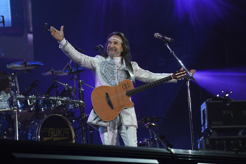 Los Bukis, la banda grupera mexicana encabezada por Marco Antonio Solís, durante su concierto en el Estadio Azteca en la Ciudad de México el 3 de diciembre de 2022. (Foto AP/Marco Ugarte)