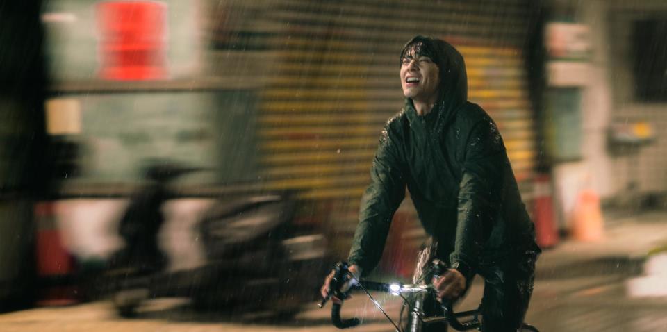 林柏宏在《青春弒戀》中騎著腳踏車淋雨
