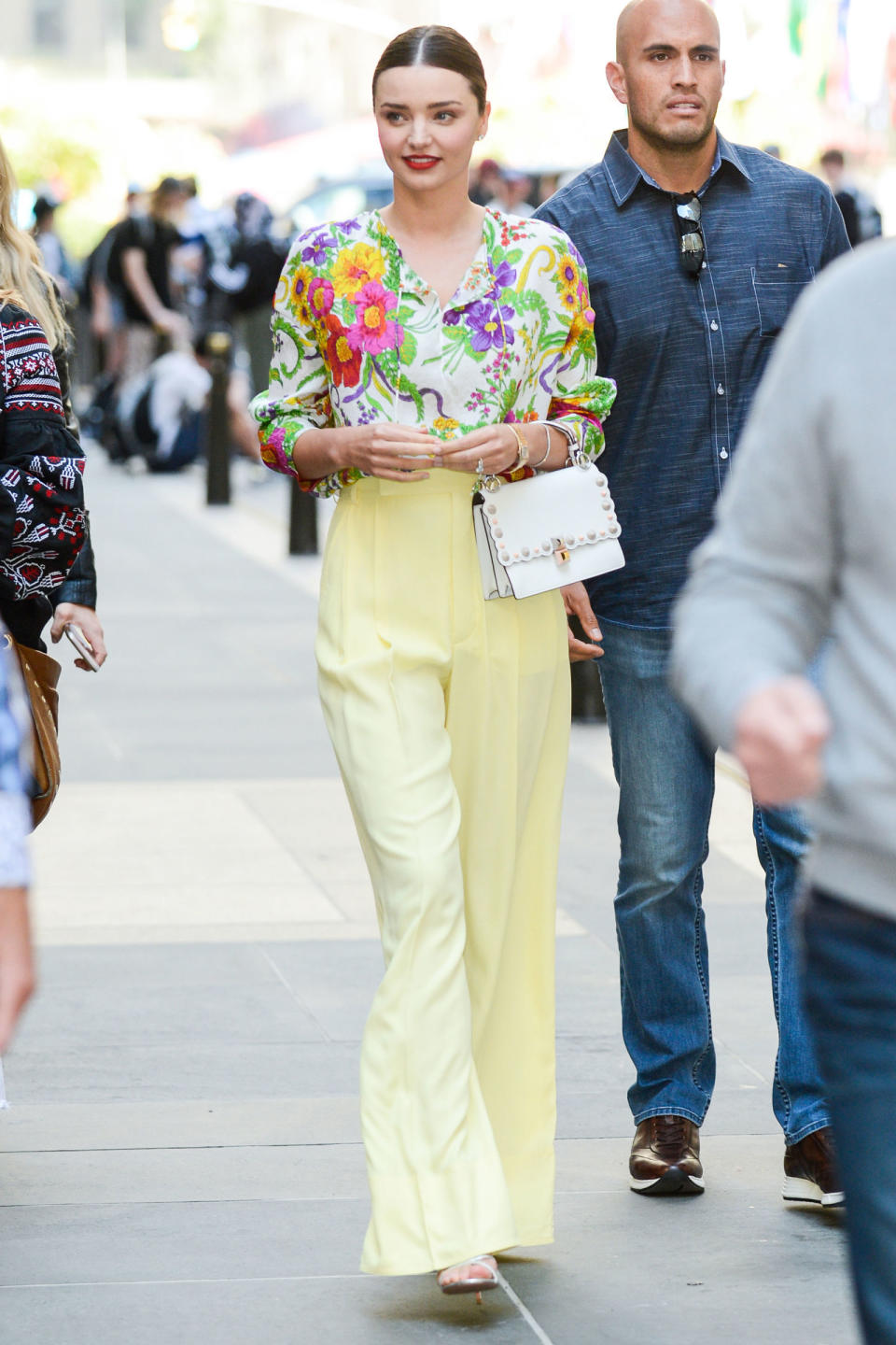 <p>13 September Miranda Kerr was keeping summer alive in New York wearing a floral Balenciaga blouse with lemon-yellow Céline<span> trousers, a Fendi bag and Aquazzura shoes. </span></p>