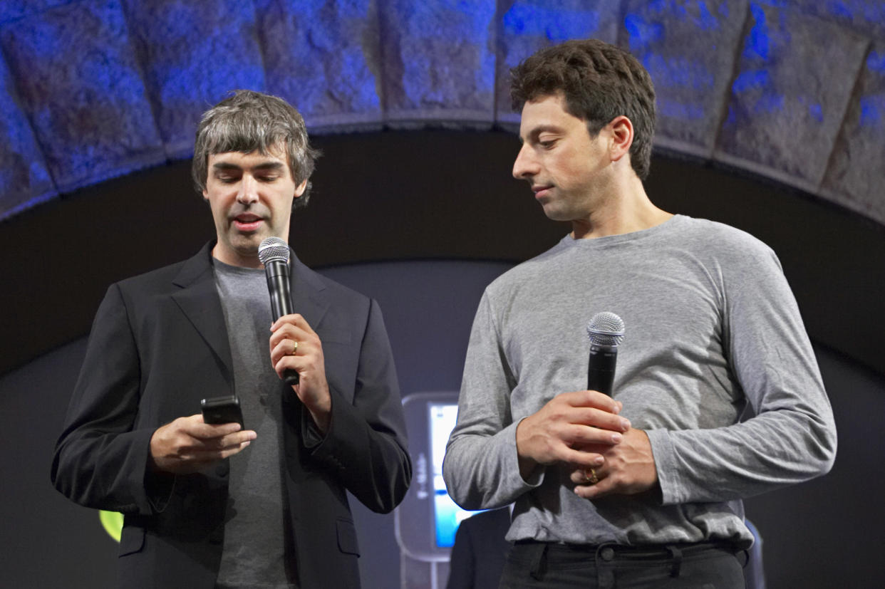 Larry Page (izquierda) and Sergey Brin, fundadores de Google, durante la presentación del teléfono G1 con el sistema operativo Android en Nueva York, en 2008. Foto: REUTERS/Jacob Silberberg.