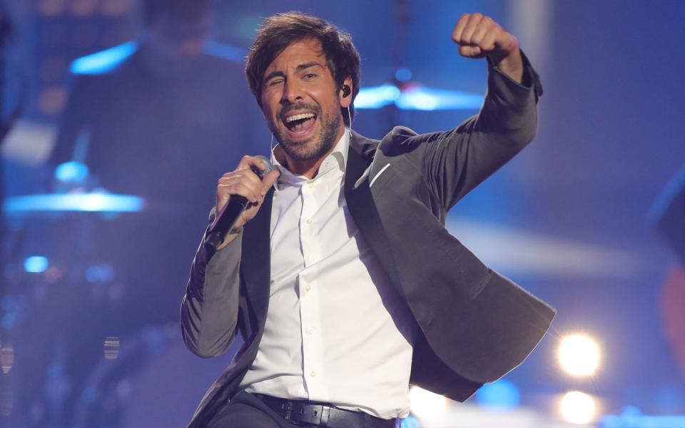 Seither ist Max Giesinger Dauergast im deutschen Radio und liefert Songs mit Ohrwurmgarantie wie "Wenn sie tanzt" und "Auf das, was da noch kommt". Sein Album "Die Reise" platzierte sich 2018 auf Platz zwei der deutschen Albumcharts. 2019 gab's für den Sänger den Publikums-Bambi. Auch an der VOX-Show "Sing meinen Song" nahm Giesinger bereits teil. 2021 platzierte sich sein Album "Vier" erneut in den Top 10. (Bild: Andreas Rentz/Getty Images)