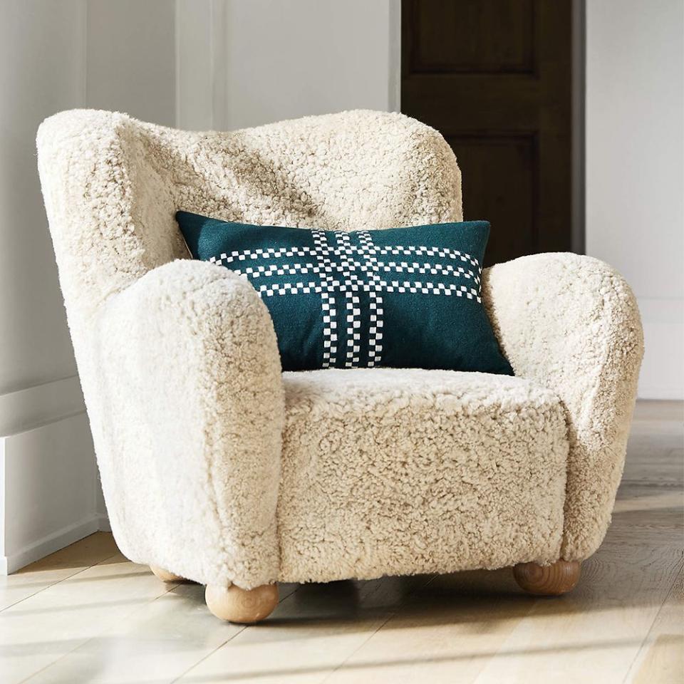 <p><a href="https://go.redirectingat.com?id=74968X1596630&url=https%3A%2F%2Fwww.crateandbarrel.com%2Fle-tuco-shearling-accent-chair-by-athena-calderone%2Fs629016&sref=https%3A%2F%2Fwww.elle.com%2Ffashion%2Fshopping%2Fg60387036%2Fbest-shearling-chairs%2F" rel="nofollow noopener" target="_blank" data-ylk="slk:Shop Now;elm:context_link;itc:0;sec:content-canvas" class="link ">Shop Now</a></p><p>Le Tuco Shearling Accent Chair</p><p>crateandbarrel.com</p><p>$2699.00</p>