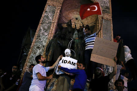 Supporters of Turkish President Tayyip Erdogan hold an effigy of U.S.-based cleric Fethullah Gulen hanged by a noose on the Republic Monument, during a pro-government demonstration on Taksim Square in Istanbul, Turkey, July 18, 2016. REUTERS/Alkis Konstantinidis