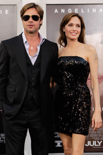 <p>Brad Pitt and Angelina Jolie look smoking hot on the red carpet!</p>