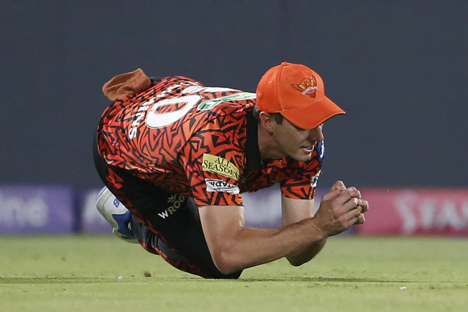 Sunrisers Hyderabad's Pat Cummins takes catch to dismiss Delhi Capitals' David Warner during the Indian Premier League cricket match between Delhi Capitals and Sunrisers Hyderabad in New Delhi, India, Saturday, April 20, 2024. (AP Photo/Surjeet Yadav)