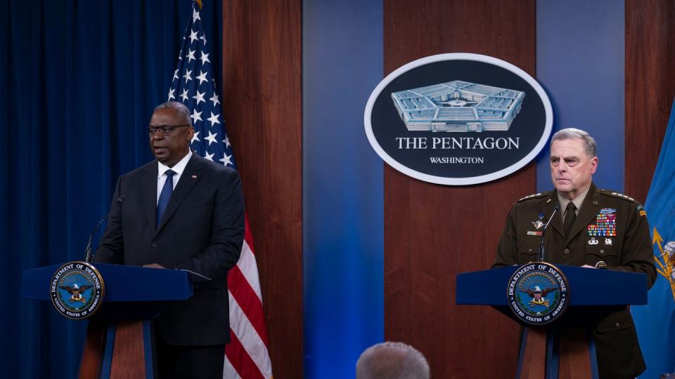 Lloyd Austin (l), Verteidigungsminister der USA, und General Mark Milley, Vorsitzender der Joint Chiefs, sprechen bei einer Pressekonferenz zur Lage in Afghanistan.