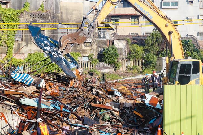 台南市鐵路地下化「前鋒路張家」拆除工程，於11日上午6時半開拆。（李宜杰攝）