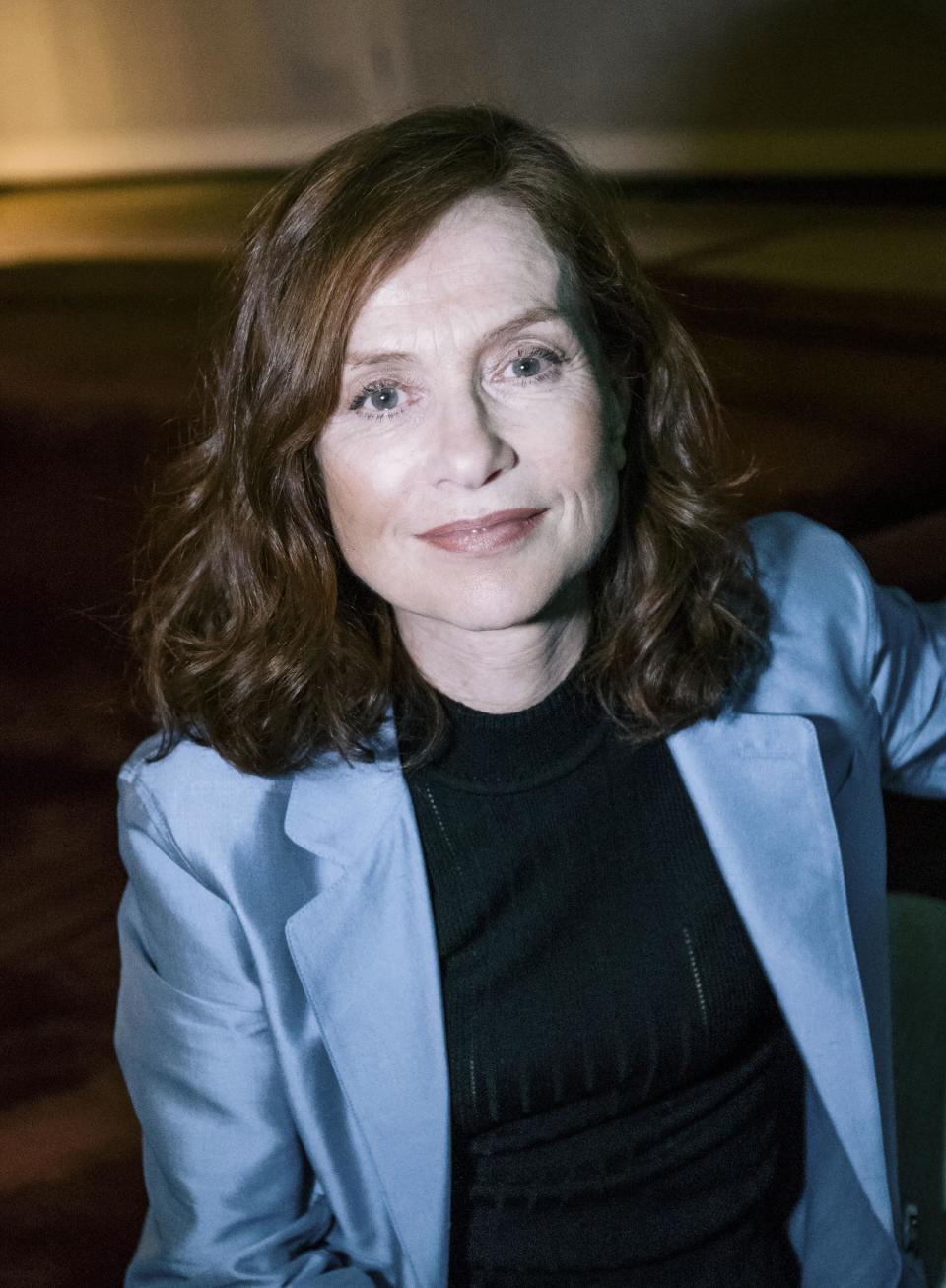 En esta foto del 24 de enero del 2017, la actriz francesa Isabelle Huppert tras una entrevista en París. Huppert está nominada al Oscar a la mejor actriz por su trabajo en "Elle". (AP Foto/Zacharie Scheurer, Archivo)