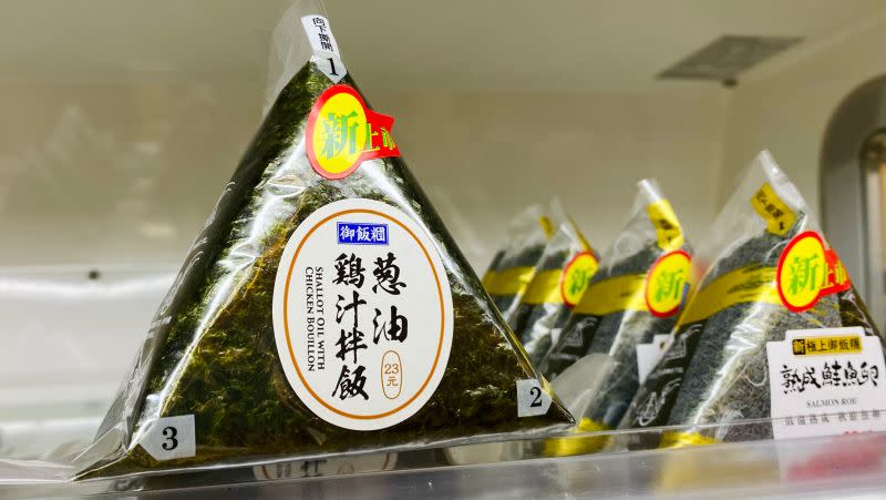 ▲7-11正式宣布推出「蔥油雞汁拌飯飯糰」，售價23元，創目前御飯糰最低價。（圖／黃韻文攝）