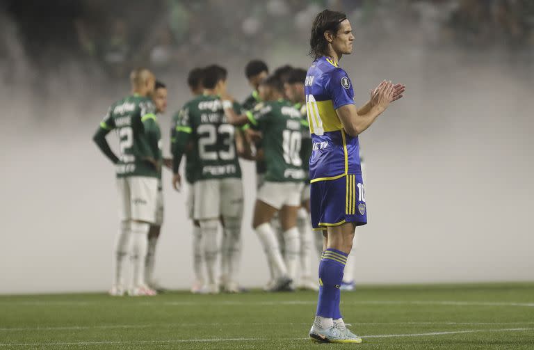 Edinson Cavani of Argentina's Boca Juniors stands on the field prior to the start of a Copa Libertadores semifinal second leg soccer match against Brazil's Palmeiras at Allianz Parque stadium in Sao Paulo, Brazil, Thursday, Oct. 5, 2023. (AP Photo/Bruna Prado)