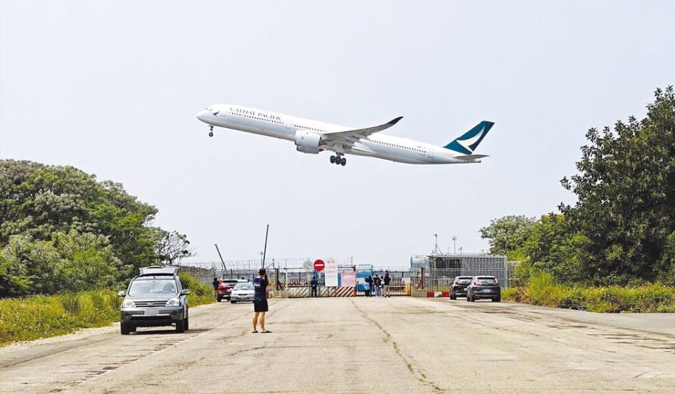 原本颱風導致班機延誤原屬旅行不便險承保範圍，不過為避免理賠爭議，部分產險業網路投保旅行綜合險，目前只承保旅行平安險並沒有旅遊不便險投保選項。圖／本報資料照片