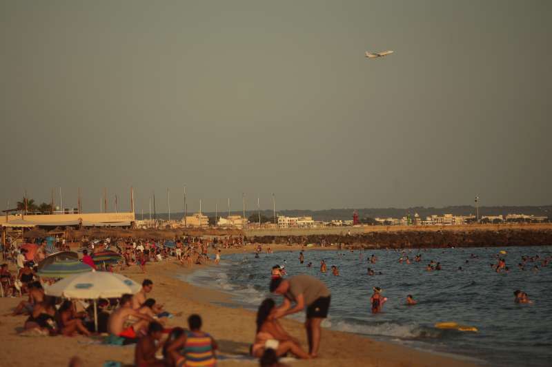 西班牙海灘上遊人如織。歐洲各國鬆綁封鎖措施、重新開放邊境不久，即面臨來勢洶洶的第二波新冠肺炎疫情。（AP）