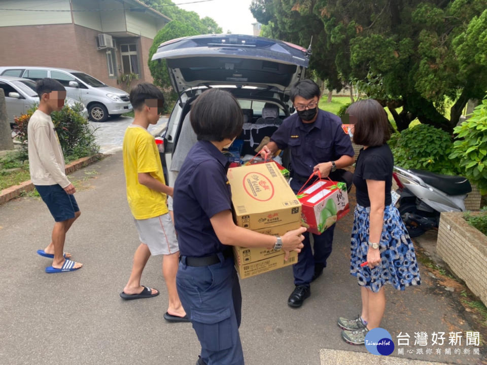 楊梅警分局結合在地企業的關懷，發起「暖心中秋楊梅警 秋節關懷送愛心」活動。