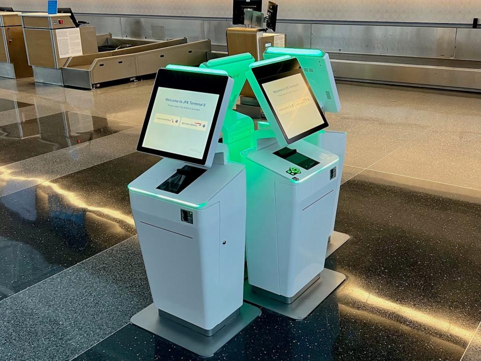 Co-branded check-in area for American and British Airways premium passengers.