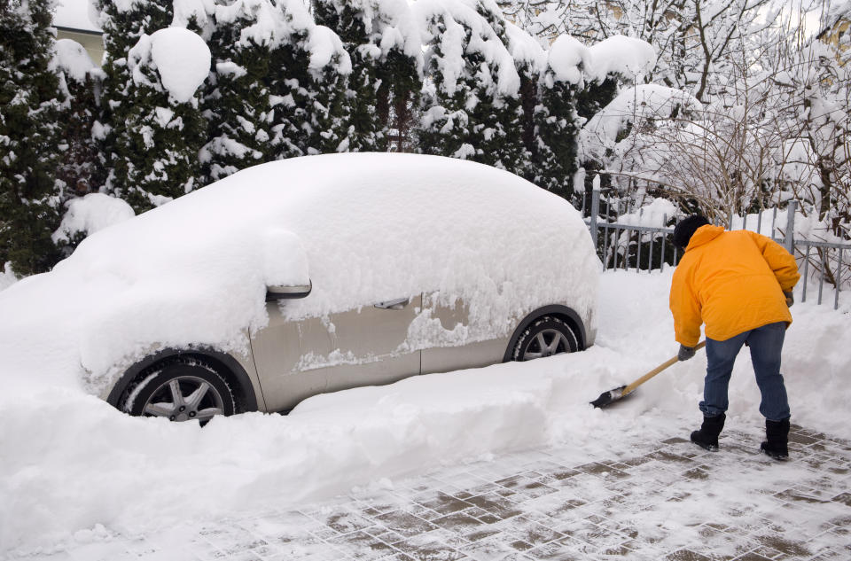 Shovelling snow in the winter can be dangerous for your heath. (Image via Getty Images)