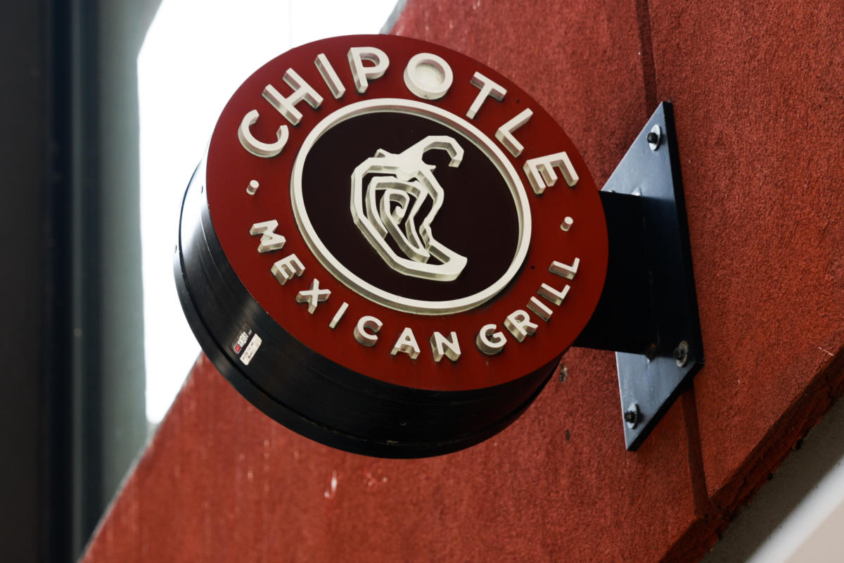 Chipotle shares fall more than 7% after CEO moves to Starbucks