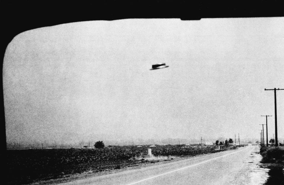 高速公路調查員Rex Heflin 於1965 年8 月3 日在加利福尼亞州聖安娜附近拍攝的疑似不明飛行物照片。（美聯社資料照）
