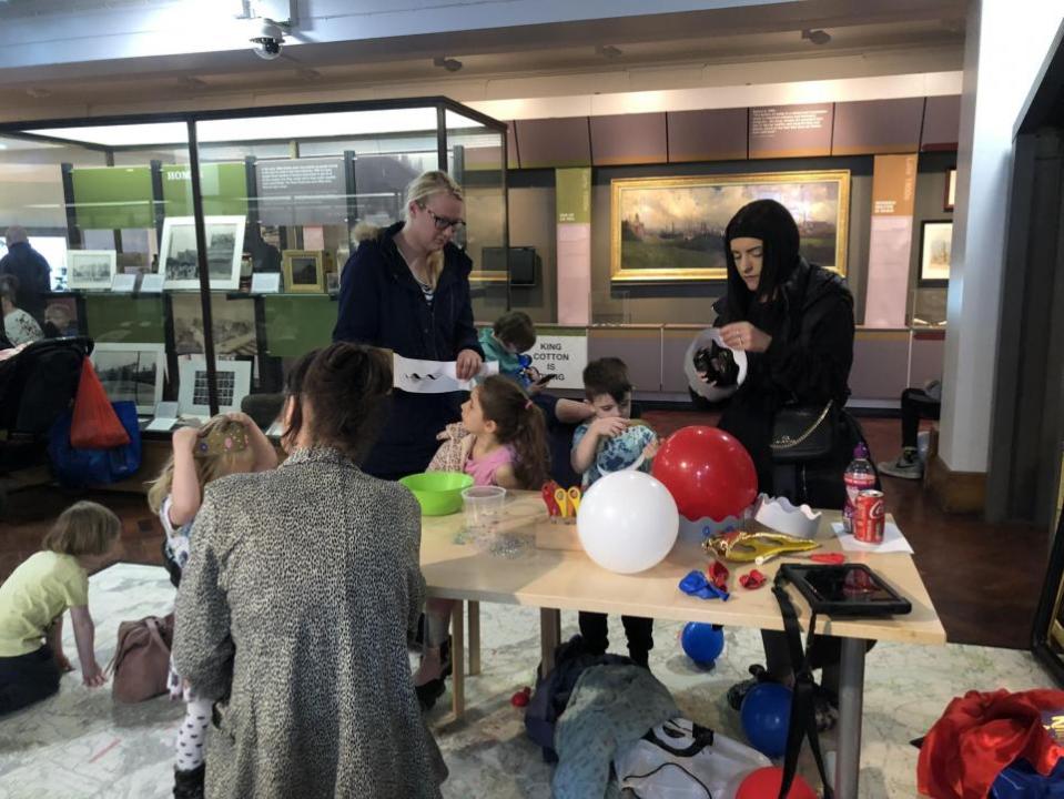The Bolton News: los niños se quedan atrapados con la fabricación de coronas en el Museo de Bolton
