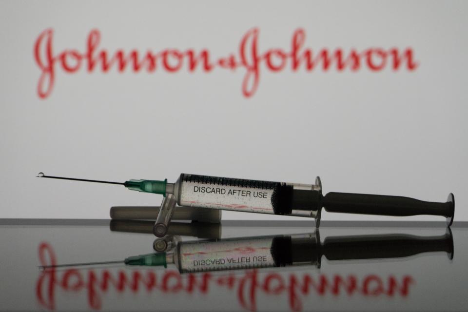 Gavi y Johnson & Johnson se encuentran envueltos en una ardua pelea por el dinero de la cancelación de vacunas contra el covid. (Foto: Nikos Pekiaridis/NurPhoto via Getty Images)