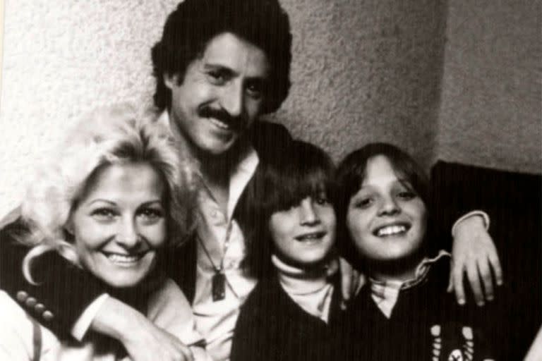 Luis Rey junto a su mujer, Marcela Basteri y sus hijos Alejandro y Luis Miguel