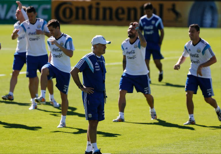 Gago, Lavezzi y Maxi Rodríguez, tres mundialistas en Brasil 2014, sonríen en plena práctica de Alejandro Sabella; en el partido 30 de la etapa, las eliminatorias ya habían concluido... con la Argentina primera  