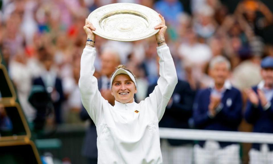 Marketa Vondrousova holds the Venus Rosewater Dish aloft