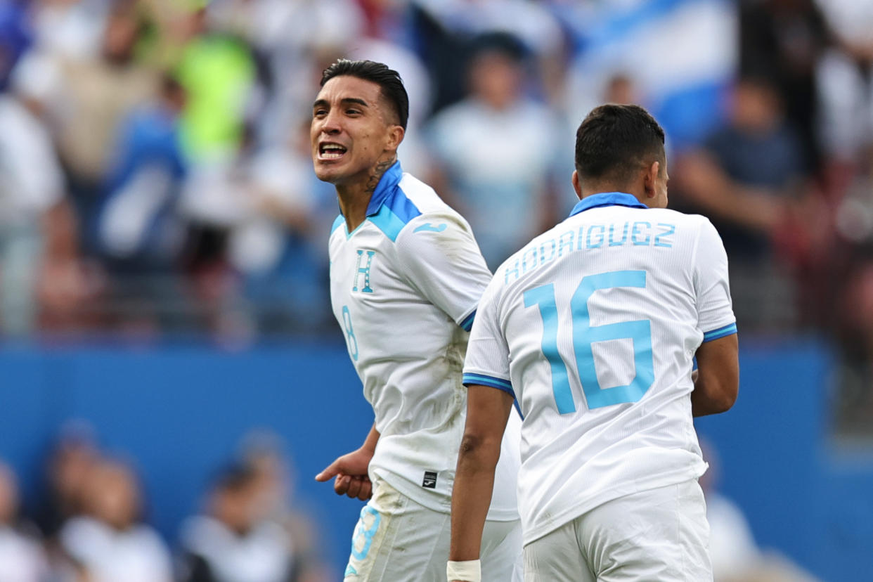 Michaell Chirinos anotó un gol de escándalo en el partido entre Honduras y Costa Rica. (Omar Vega/Getty Images)