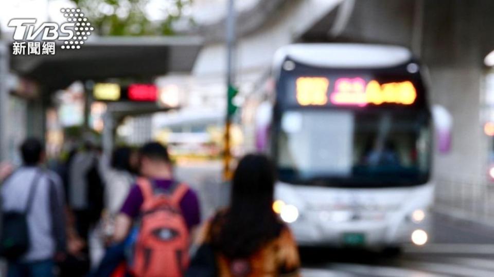 有名網友認為通勤兩小時不如租房。（示意圖／shutterstock達志影像）