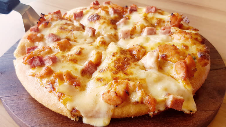 Grilled chicken on pizza