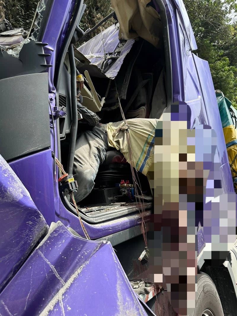 花蓮46歲吳姓男子靠駕駛聯結車為生，這次花蓮強震，車輛遭落石砸中當場身亡。（圖／翻攝畫面）