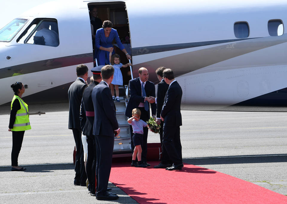 <p>Prinz William und Herzogin Catherine stiegen um 12 Uhr Mittags mit ihren Kindern Prinz George und Prinzessin Charlotte in Berlin, Tegel aus dem Flugzeug. (Bild: dpa) </p>