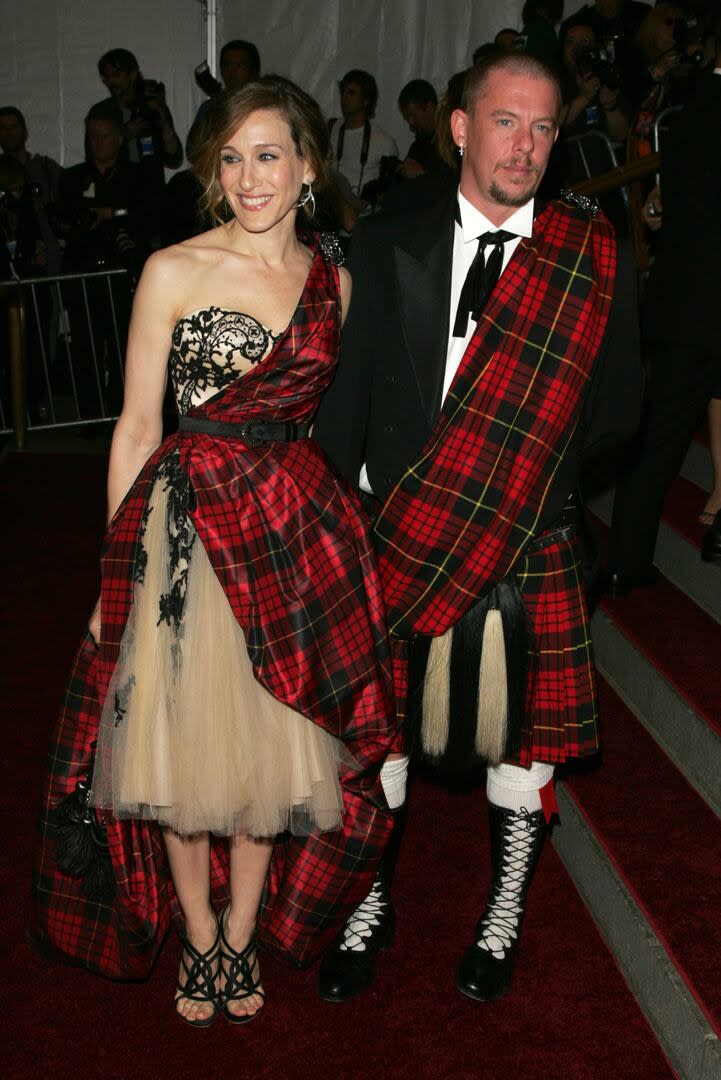 Sarah Jessica Parker no podía lucir más escocesa en la Met Gala 2006. La actriz llegó al evento junto -y combinada- con el diseñador Alexander McQueen. Ese año el tema fue Anglomania y la protagonista de Sex & The City lo ejecutó a la perfección