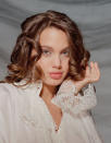 <p>A 16 ans, elle fait ses premières séances photo.</p><br><br><a href="http://www.elle.fr/People/La-vie-des-people/News/Les-vies-d-Angelina-Jolie-en-40-photos#xtor=AL-541" rel="nofollow noopener" target="_blank" data-ylk="slk:Voir la suite des photos sur ELLE.fr;elm:context_link;itc:0;sec:content-canvas" class="link ">Voir la suite des photos sur ELLE.fr</a><br><h3> A lire aussi </h3><ul><li><a href="http://www.elle.fr/People/La-vie-des-people/News/Shiloh-Jolie-Pitt-une-petite-fille-bien-dans-ses-baskets#xtor=AL-541" rel="nofollow noopener" target="_blank" data-ylk="slk:Shiloh Jolie-Pitt : une petite fille bien dans ses baskets;elm:context_link;itc:0;sec:content-canvas" class="link ">Shiloh Jolie-Pitt : une petite fille bien dans ses baskets</a></li><li><a href="http://www.elle.fr/People/La-vie-des-people/News/Brad-Pitt-et-Angelina-prets-a-adopter-une-nouvelle-fois-2942798#xtor=AL-541" rel="nofollow noopener" target="_blank" data-ylk="slk:Brad Pitt et Angelina prêts à adopter une nouvelle fois ?;elm:context_link;itc:0;sec:content-canvas" class="link ">Brad Pitt et Angelina prêts à adopter une nouvelle fois ? </a></li><li><a href="http://www.elle.fr/People/La-vie-des-people/News/Angelina-Jolie-les-femmes-lui-disent-merci-2939138#xtor=AL-541" rel="nofollow noopener" target="_blank" data-ylk="slk:Angelina Jolie : les femmes lui disent merci;elm:context_link;itc:0;sec:content-canvas" class="link ">Angelina Jolie : les femmes lui disent merci</a></li></ul>