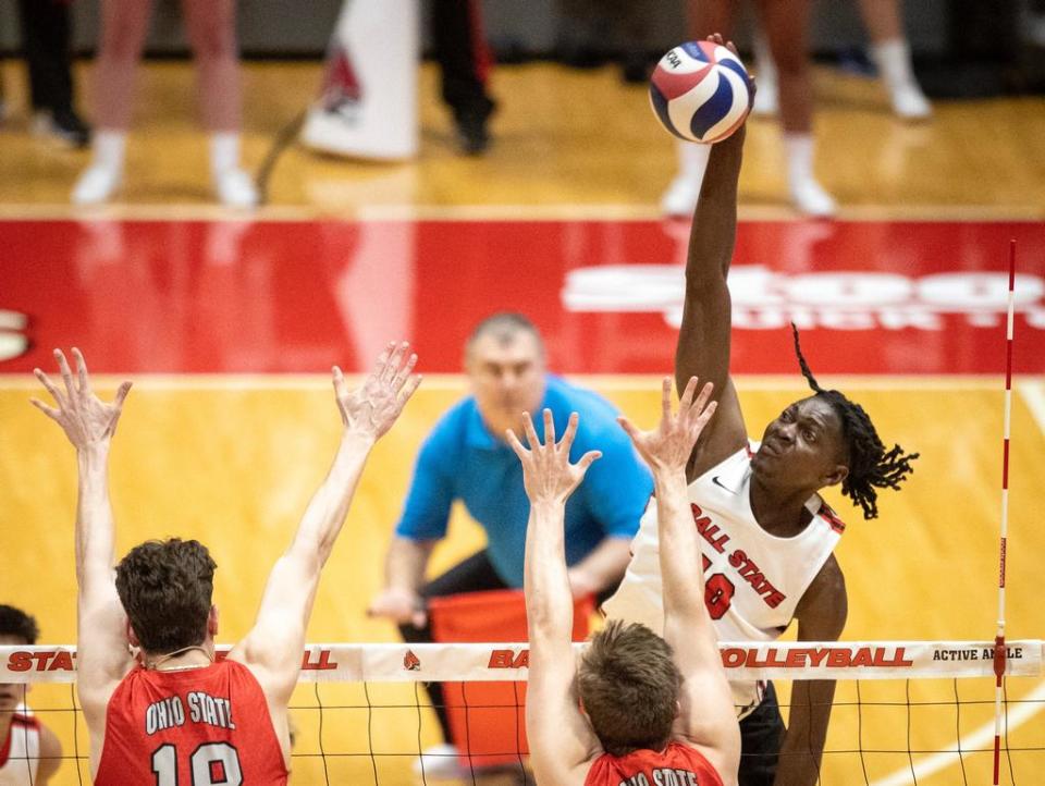 Tinaishe Ndavazocheva, jugadora de voleibol masculino de Ball State, planea matar en el partido del equipo contra Ohio State en Worthen Arena el miércoles 15 de marzo de 2023.