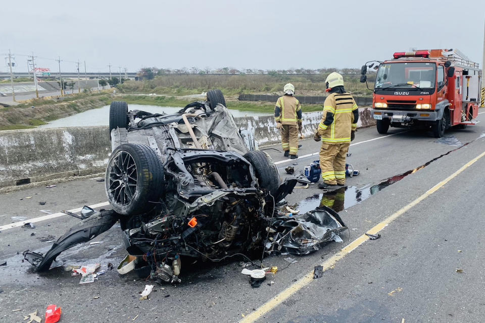 1輛乘載5人的自小客車1日下午行經台17線台南北門路段，不明原因自撞翻覆，車輛嚴重變形，車上5人分受輕重傷送醫。（讀者提供）