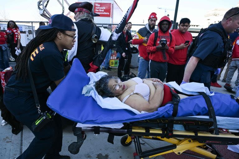 Una mujer herida en el tiroteo en Kansas City. (ANDREW CABALLERO-REYNOLDS / AFP)