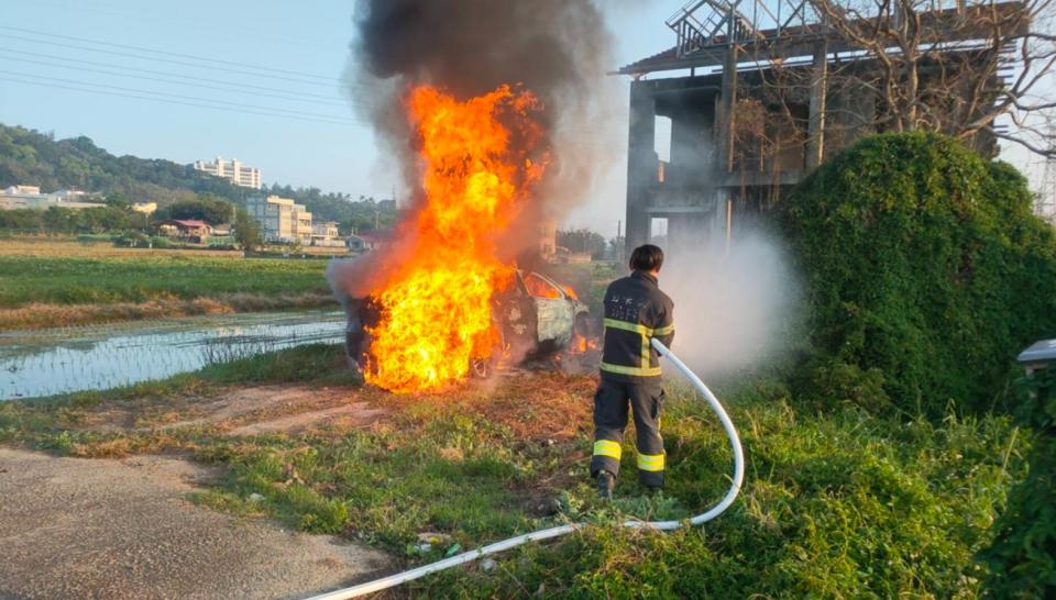 苗栗市76歲劉姓老婦清晨遭賓士車撞擊送醫不治，肇事車輛逃逸，警方追捕過程查出一起火燒車事件為同款車輛，但無車牌，懷疑是肇事者企圖燒車湮滅證據。（民眾提供）